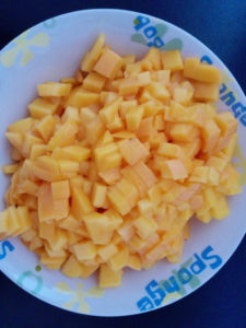 Zwei Mangos in möglichst kleine Würfel geschnitten.