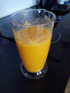 Die zerkleinerten Mangos mit allen weiteren Zutaten. Unmittelbar bevor es in den Gefrierschrank geht...